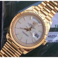 Replik-Uhr Rolex Day-Date 40 228235 Gelbgold Silbernes Diagonalzifferblatt