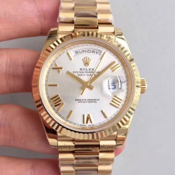 Replik-Uhr Rolex Day-Date 40 228238 Gelbgold Rhodium-Zifferblatt