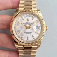 Replik-Uhr Rolex Day-Date 40 228238 Gelbgold Silbernes Diagonalzifferblatt